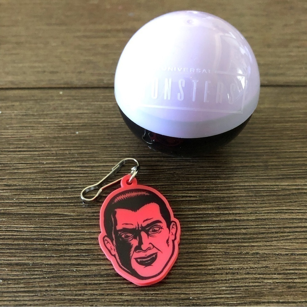 Universal Monsters Mystery Capsule: Dracula rubber keychain